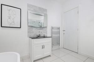 Extravagant 6 Bed Victorian Townhouse with Hot Tub