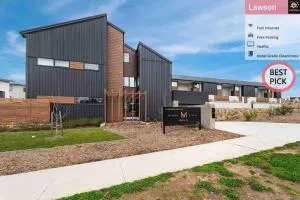 Modern New 3BR Townhouse with Free Parking - Ginninderra