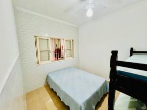 Casa de 2 Quartos à 5 min a Pé da Praia, com Churrasqueira e 3 Vagas de Garagem