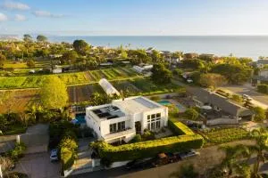Beachcomber by AvantStay Elegant Modern Estate w Pool Hot Tub Outdoor Dining - Cardiff-by-the-Sea