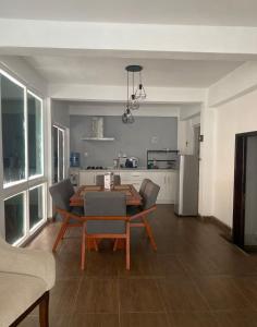 Lugar encantador con chimenea