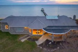 Bay House by AvantStay Waterfront Pier Pond - Piney Point