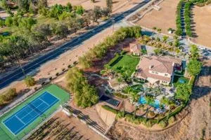 Villa Verdot by AvantStay Spectacular 6 BR Estate w Pool Hot Tub Tennis B-ball Courts - Sage