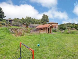 Maisons de vacances Gite de charme avec poele a bois, billard et terrasse dans les Monts du Forez - FR-1-496-313 : Maison de Vacances