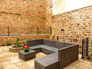 Maisons de vacances Elegant cottage medieval restaure avec piscine, cheminee, proche du golf et attractions culturelles - FR-1-489-335 : Maison de Vacances (12 Adultes)