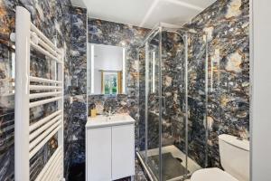 Love Room - La Création dAdam avec Jacuzzi