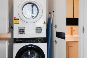 Central High Rise Views Perfect Location CBD 2B2B