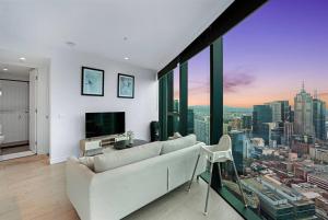 Central High Rise Views Perfect Location CBD 2B2B