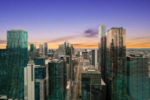 Central High Rise Views Perfect Location CBD 2B2B