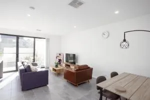 Stylish 3 BR Townhouse at Moncrieff Close To Playground - 亚斯