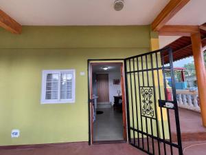 habitación full equipada cerca de playa 20minutos de la ciudad y centros comerciales y turísticos 10 minutos del aropuerto Panamá pasifico