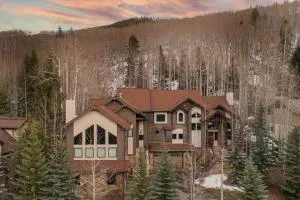 Highline by AvantStay Breathtaking Mountain Home w Hot Tub Views - West Vail