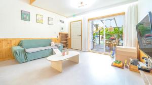 Yeosu Dangdangi Dog Family Pension Gold