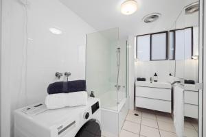 6 58 Pacific Drive - Beachfront modern apartment