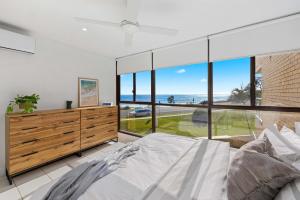 6 58 Pacific Drive - Beachfront modern apartment