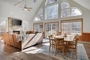 Sycamore Cove by AvantStay Hot Tub Game Rooms