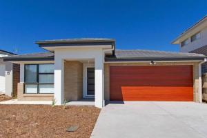 Cozy and Comfy House at Forde Close to Shops and Reserves