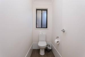 Cozy and Comfy House at Forde Close to Shops and Reserves