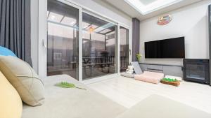 Anmyeondo Town 1967 Dog Pool Villa