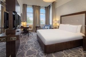 Deluxe Double Room room in Hilton Glasgow Grosvenor Hotel