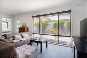 Bayshore Bliss - A Family Beachside Hideaway