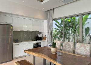 Trichada Tropical pool villa by Lofty