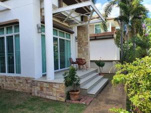 Modern private home in quiet gated community