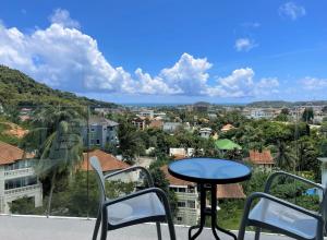 Sea view apartment at Kata Ocean View by Lofty - 3hvězdičkové hotely ve městě Ban Kata