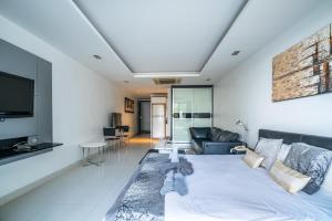Pool view studio at Nakalay Palm by Lofty