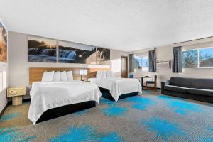 Queen Room with Two Queen Beds Studio, Suite, Non-Smoking room in Days Inn by Wyndham Sioux Falls