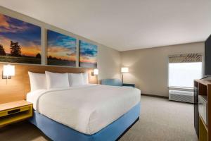 King Studio Suite - Non-Smoking room in Days Inn by Wyndham Hillsboro