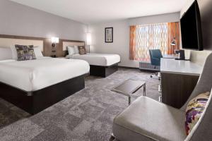 Double Room with Two Double Beds and Bath Tub - Mobility Accessible/Non-Smoking room in La Quinta by Wyndham Atlanta South - Newnan