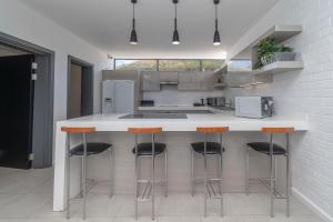 First-Floor Room in Shared Metropole Building