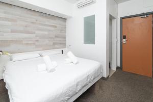 First-Floor Room in Shared Metropole Building