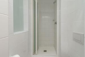 First-Floor Room in Shared Metropole Building