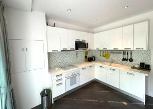 Kamala townhome with sea view terrace & pool