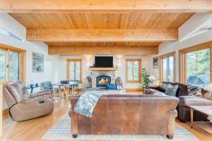 Tahoe Timber by AvantStay Beach Lake Access