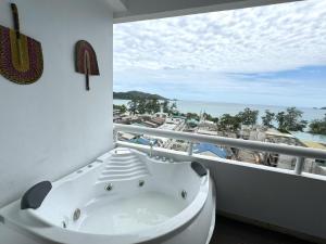 Sea view apartment with jacuzzi at Patong Tower