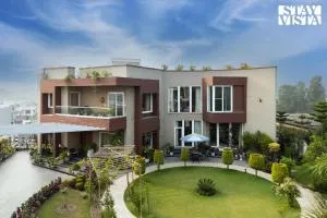 StayVista at Meeraas with Balcony, Heater & Lawn - Sāmba