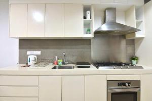 Modern 2BR Fairlane Retreat Steps from Lot 10