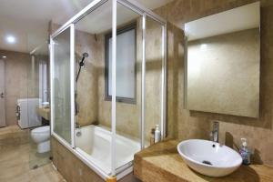 Modern 2BR Fairlane Retreat Steps from Lot 10