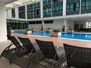 Affordable 1BR Staycation at One Uptown BGC