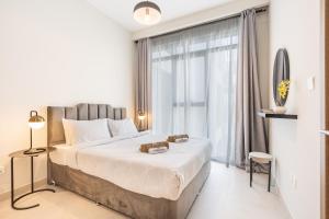 Bright & Modern Home with Burj Khalifa Views