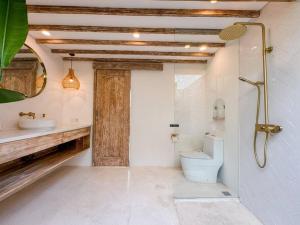 White Romantic Tiny Villa close to Canggu