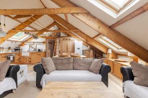 Bright and airy loft apartment Swallows Rest