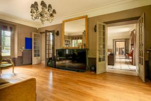 Appartements Demeure du XVIIIe avec Jacuzzi pres de Paris : Villa Deluxe