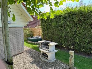 "ZeeLandZon" Holiday home by the lake with Jacuzzi and Sauna