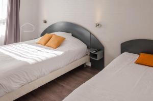 Hotels Logis Le Pont Bernet : Chambre Lits Jumeaux