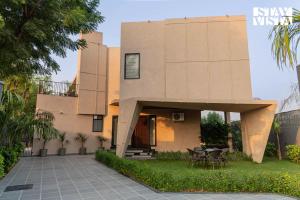 StayVista at Urban Escape - 2 Pools, Lawn & WiFi