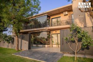 StayVista at Urban Escape - 2 Pools, Lawn & WiFi